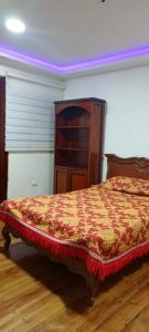 sypialnia z łóżkiem i drewnianą szafką w obiekcie Departamento Riobamba w mieście Riobamba