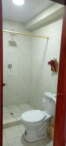 łazienka z toaletą i prysznicem w obiekcie Departamento Riobamba w mieście Riobamba
