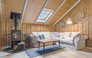 ThyholmにあるNice Home In Thyholm With 4 Bedrooms, Sauna And Wifiのリビングルーム(ソファ、暖炉付)