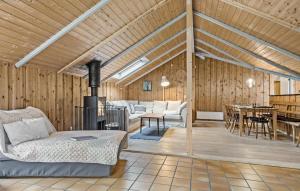 ThyholmにあるNice Home In Thyholm With 4 Bedrooms, Sauna And Wifiのリビングルーム(ソファ、コンロ付)