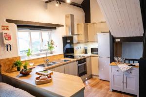 Η κουζίνα ή μικρή κουζίνα στο Treworgie Barton - Duchy