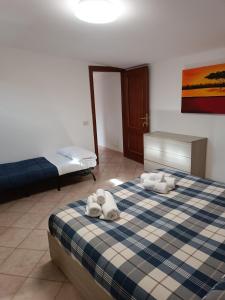 ein Schlafzimmer mit zwei Teddybären auf einem Bett in der Unterkunft Villino fiera di Roma e aeroporto Fiumicino in Ponte Galeria