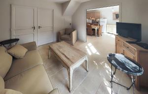 サン・ローラン・ド・ラ・カブレリスにあるAmazing Home In Saint-Laurent-De-La-Cabrerisseのソファとテーブルのあるリビングルーム