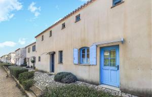 サン・ローラン・ド・ラ・カブレリスにあるAmazing Home In Saint-Laurent-De-La-Cabrerisseの青い扉のある通りの建物 +22枚の写真