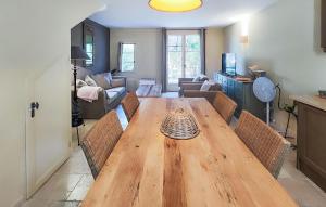un soggiorno con tavolo e sedie in legno di Nice Home In Saint-Laurent-De-La-Ca a Saint-Laurent-de-la-Cabrerisse