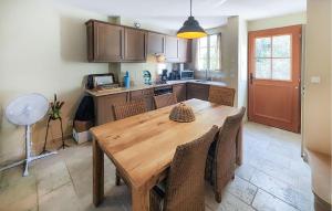 una cucina con un tavolo di legno e alcune sedie di Nice Home In Saint-Laurent-De-La-Ca a Saint-Laurent-de-la-Cabrerisse