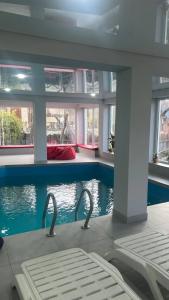 uma piscina numa casa com piscina em Готель Колиба Колорит em Tatariv