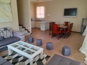 ein Wohnzimmer mit einem Sofa und einem Tisch in der Unterkunft The Villa in Bulawayo