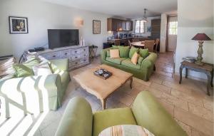 Μια τηλεόραση ή/και κέντρο ψυχαγωγίας στο Cozy Home In Saint-Laurent-De-La-Cabrerisse