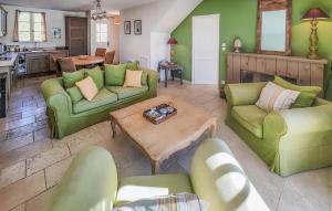 Χώρος καθιστικού στο Cozy Home In Saint-Laurent-De-La-Cabrerisse
