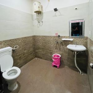een badkamer met een toilet en een wastafel bij Hotel MI Resort in Panna