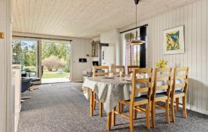 FårvangにあるBeautiful Home In Frvang With Saunaのダイニングルーム(テーブル、椅子付)