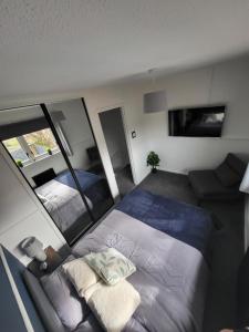 Postel nebo postele na pokoji v ubytování Stylish home in Linlithgow with free parking