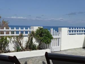 Une clôture blanche avec l'océan en arrière-plan dans l'établissement Splendid Santorini Villa | Bella Beach House | 3 Bedrooms | Private Terrace and Beautiful Sea Views | Monolithos, à Monolithos