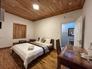 Postel nebo postele na pokoji v ubytování Ngọc Vy House Dalat