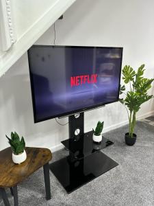 einen Fernseher mit dem Netflix-Schild drauf in der Unterkunft Stylish home in Linlithgow in Linlithgow