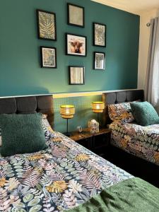 una camera con letto e parete con immagini di Stylish home in Linlithgow with free parking a Linlithgow