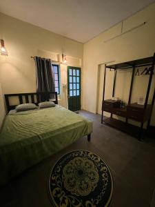- une chambre avec un lit, une commode et un miroir dans l'établissement Oasis Station, à Hue