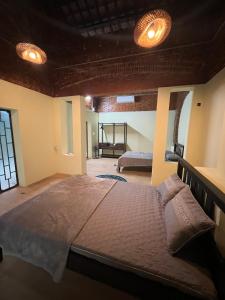 een slaapkamer met een groot bed in een kamer bij Oasis Station in Hue