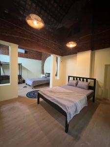 1 dormitorio con 1 cama grande en una habitación en Oasis Station, en Hue