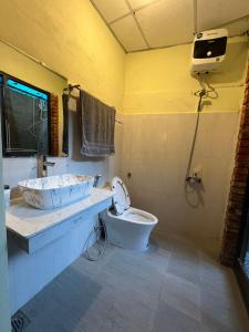 łazienka z umywalką i toaletą w obiekcie Oasis Station w mieście Hue