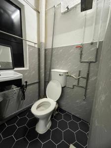 クリムにあるArt Motel Kulimのバスルーム(トイレ、洗面台付)