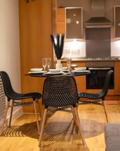 伯明罕的住宿－TQ luxurious 2 bed flat，餐桌、两把椅子和厨房