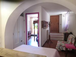 1 dormitorio con un arco que conduce a una sala de estar en Al Giardino Di Alice, en Perugia