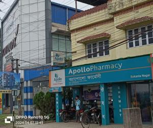 Un uomo in piedi di fronte a un edificio di Sher-E-Punjab a Calcutta