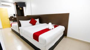 - une chambre dotée d'un lit avec une couverture rouge et blanche dans l'établissement Red Velvet Inn Bukit Bintang, à Kuala Lumpur