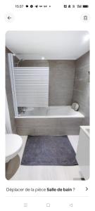 een badkamer met een bad en een toilet bij Les Garennes in Rillieux