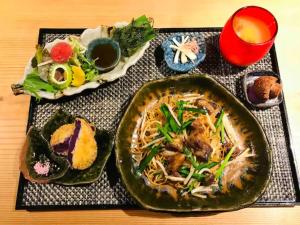 un plato de comida con fideos y otros alimentos en una mesa en oyadoyadokari - Vacation STAY 08483v, en Okayama