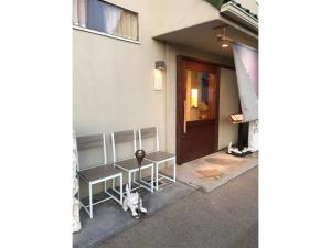 un par de bancos sentados frente a un edificio en oyadoyadokari - Vacation STAY 08483v en Okayama