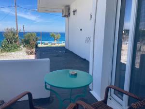stół na balkonie z widokiem na ocean w obiekcie Soultana’s house w mieście Mourteri