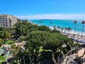 Blick auf den Strand und das Meer von einem Resort in der Unterkunft Superbe vue mer à 50 mètres des plages in Cannes