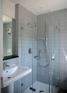 Koupelna v ubytování Tandem Hotel + 24 fotografií