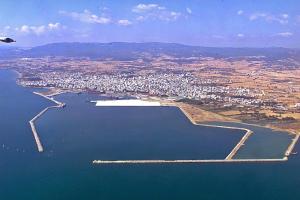une vue aérienne d'une ville et d'une étendue d'eau dans l'établissement M.O.M.’s, à Alexandroúpolis
