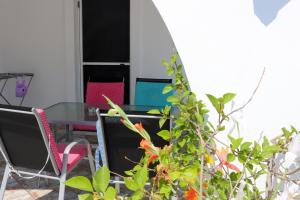 jadalnia ze stołem i kolorowymi krzesłami w obiekcie Avlemonas Guest House w mieście Avlemonas