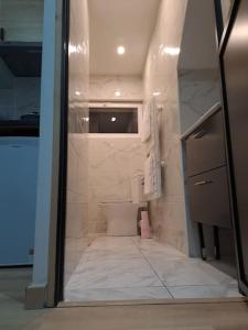 ein Badezimmer mit Toilette und Glastür in der Unterkunft Sweet / Circuit 24h / Moto GP / Antares / Oasis - centre des expositions / Boulerie Jump in Le Mans