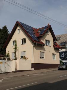 une maison avec des panneaux solaires sur son toit dans l'établissement The smart living nest, à Stuttgart