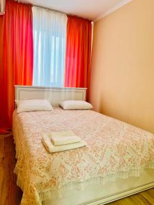 ein Schlafzimmer mit einem Bett mit zwei Handtüchern darauf in der Unterkunft ИП.МЕДИНА in Taras