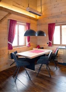 a dining room with a table and chairs at Holzfäller-Chalet in Obdach