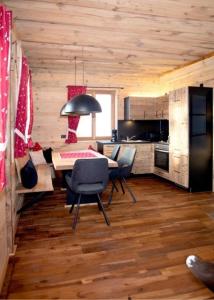 a kitchen and dining room with a table and chairs at Holzfäller-Chalet in Obdach