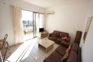 TV a/nebo společenská místnost v ubytování Apartments Bečići Sunset