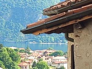 einen Blick auf einen See aus dem Fenster des Hauses in der Unterkunft Ca' del Borgo in Abbadia Lariana