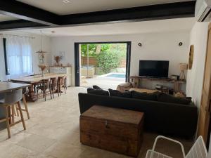 Μια τηλεόραση ή/και κέντρο ψυχαγωγίας στο Maison Provençale à Eguilles