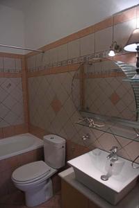 y baño con aseo y lavamanos. en Villa Christina en Armenistis