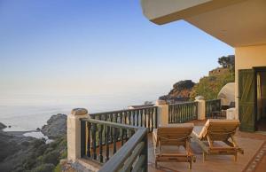 einen Balkon mit 2 Stühlen und Meerblick in der Unterkunft Villa Christina in Armenistis