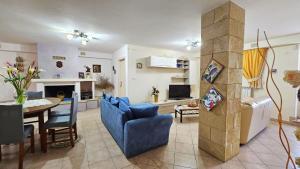 sala de estar con sofá azul y mesa en B&B VILLA MARINA, en Castrignano del Capo