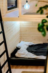 Habitación pequeña con cama en habitación pequeña en Tiny-House bei Berlin, en Rüdersdorf